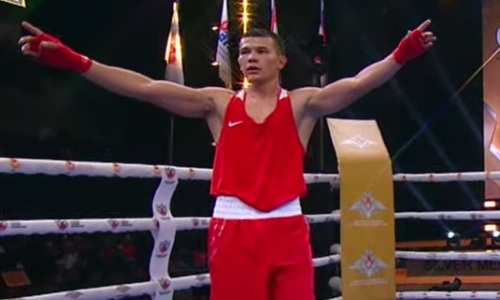 Казахстанский боксер в пафосной позе отпраздновал «золото» на ЧМ-2021. Видео