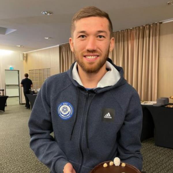 «Надеюсь, жена пустит домой». Игрок сборной Казахстана резко сменил имидж в честь выхода в полуфинал ЧМ-2021. Фото