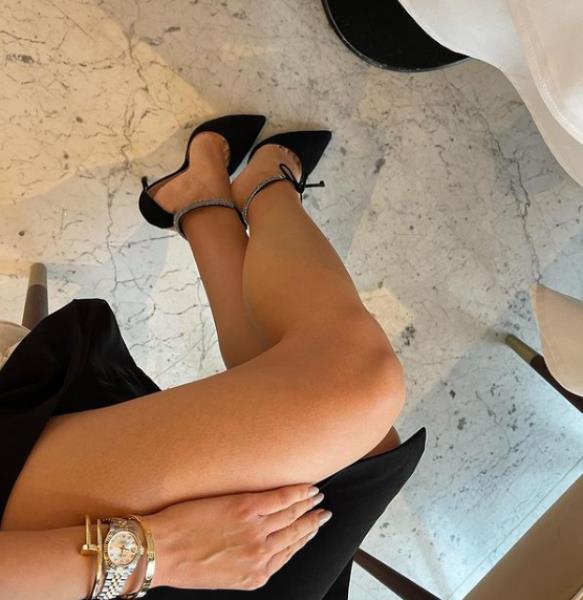 Возлюбленная капитана «Барыса» показала свои элегантные ножки. Фото