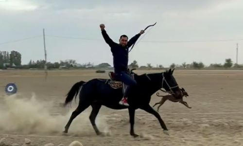 Казахстанский боксер метко выстрелил из лука с лошади на полном ходу. Видео