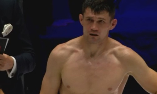 Известный казахстанский файтер досрочно проиграл российскому бойцу у него на родине