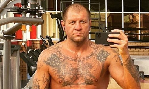 «Душа поет, ноги тянут в пляс». Александр Емельяненко показал тренировку с элементами танца. Видео