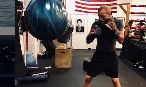 Казахстанский боксер продемонстрировал отработку комбинаций и силовых ударов. Видео