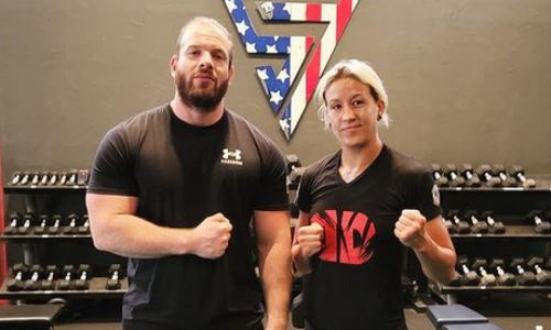 Первая казахстанка в UFC прилетела в Лас-Вегас на следующий бой