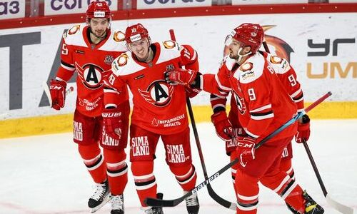 Защитник сборной Казахстана набрал очки в пятом подряд матче КХЛ. Видео