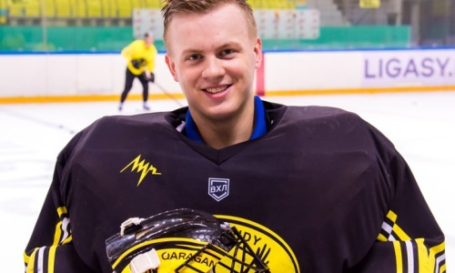 Голкипер «Сарыарки» показал новый шлем на сезон. Фото