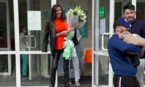 Появилось видео выписки Сабины Алтынбековой из роддома