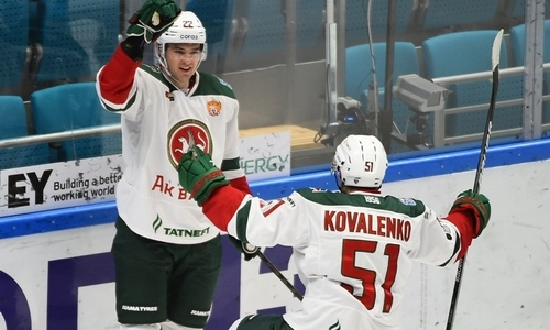 Необычный гол в футбольном стиле забил хоккеист соперника «Барыса» в матче КХЛ. Видео