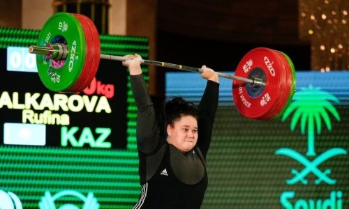 «Было страшно». Казахстанка эмоционально отреагировала на «золото» юношеского ЧМ-2021 по тяжелой атлетике