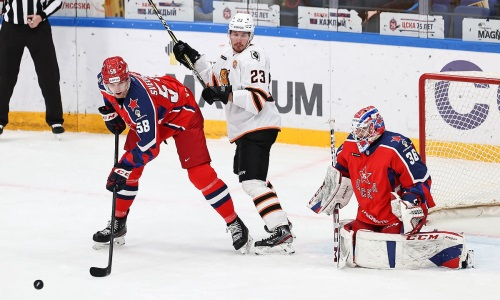 Над хоккеистом сборной Казахстана поиздевались в матче КХЛ. Видео