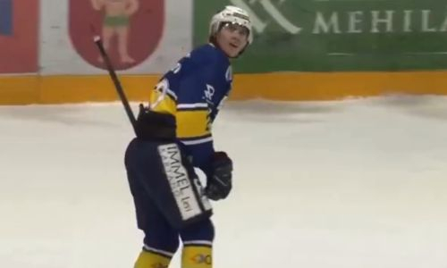 Казахстанский хоккеист забросил красивую шайбу в падении в чемпионате Финляндии. Видео