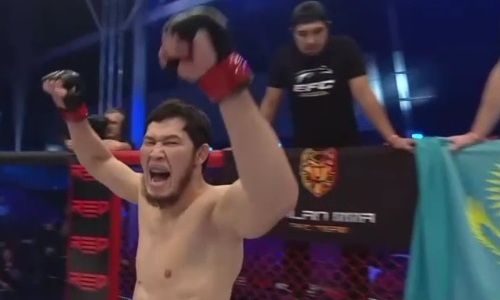 Даурен Ермеков побил непобежденного россиянина после поражения нокаутом Владимиру Минееву