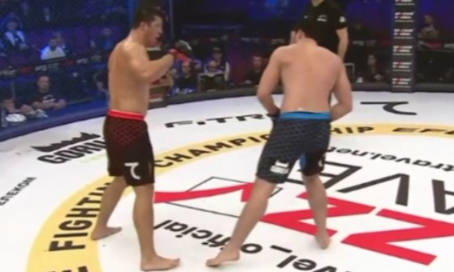 Видео боя непобежденного казахстанского нокаутера с россиянином в промоушне Хабиба Нурмагомедова