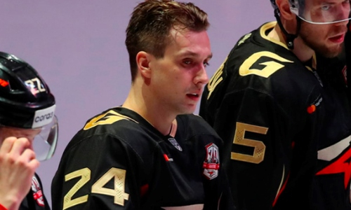 Клуб хоккеиста сборной Казахстана в КХЛ расторг контракт с защитником