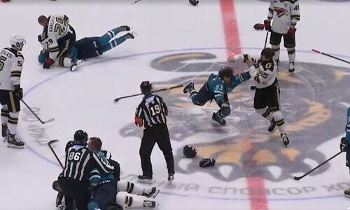 «Херачатся не лайтово». Экс-наставник «Барыса» устроил зрелище дня, а игра его команды — не «унылое говно». Видео