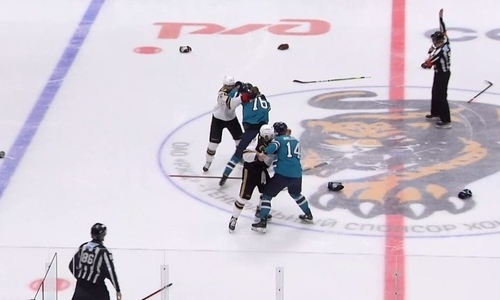 Клуб бывшего тренера «Барыса» устроил фееричное шоу с драками и обилием голов в КХЛ