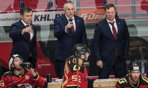 «Да, это некрасиво, но он-то что ноет?». Конфликт экс-наставника «Барыса» с Бобом Хартли получил оценку