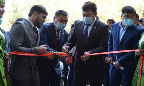 Садриддин Ахмедов открыл школу бокса в родном городе. Фото