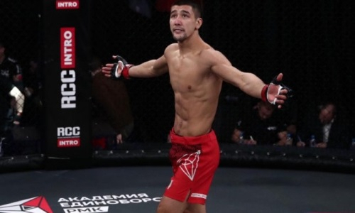 Казахский файтер побил бразильца с 22 победами в главном бою турнира в России