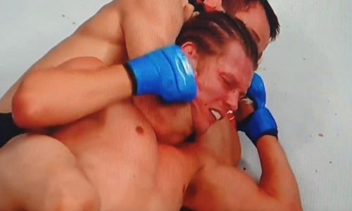 Брат Хабиба Нурмагомедова «задушил» соперника перед главным боем Федора Емельяненко. Видео