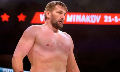 Скандальным нокаутом россиянина завершился со-главный бой турнира Bellator в Москве. Видео