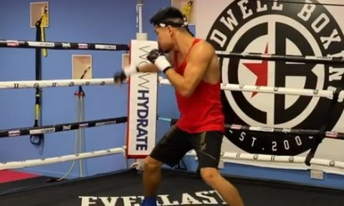 Казахстанский боксер с титулом WBO показал бой с тенью в ринге. Видео