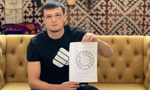 Боец из Узбекистана подписал контракт с казахстанским промоушеном