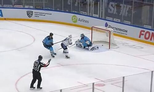 Казахстанский форвард «Барыса» раскатал вратаря соперника и забил свой первый гол в сезоне. Видео