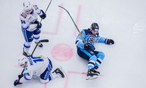 «Укротили неуступчивого Волка». В России рассмотрели яркий матч «Барыса» в КХЛ