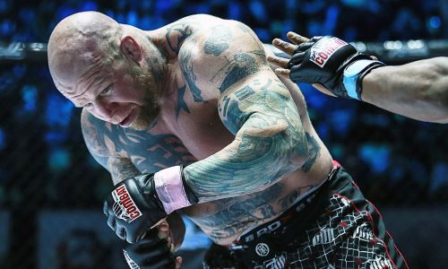 Легенда ММА был жестко избит звездой кулачных боев. Видео