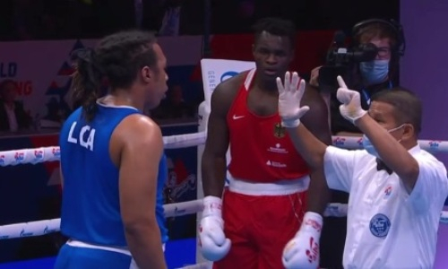 Три нокдауна и нокаут. Супертяж устроил бойню на чемпионате мира по боксу. Видео