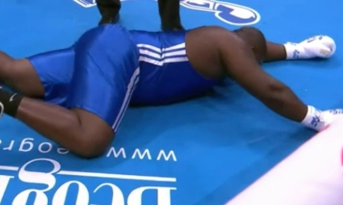 Тяжелым нокаутом супертяжа завершилась дневная сессия на чемпионате мира по боксу. Видео