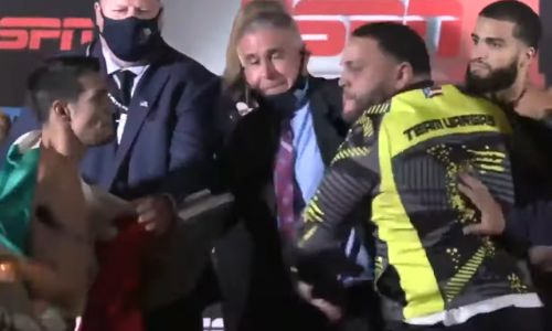 Махач на взвешивании устроили боксеры и их команды перед боем в США. Видео