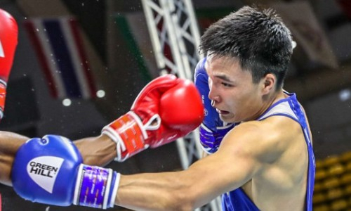 Казахстанский боксер побил трехкратного чемпиона и вышел в четвертьфинал ЧМ-2021