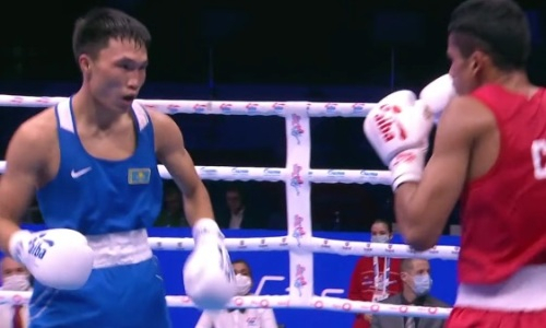 Видео победного боя казахстанского боксера против трехкратного чемпиона на ЧМ-2021