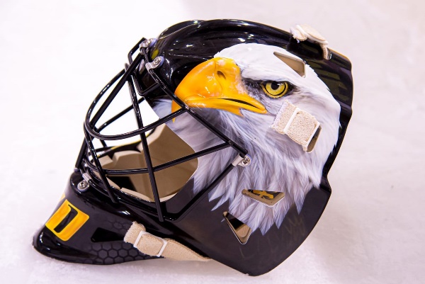 Голкипер «Сарыарки» показал новый шлем на сезон. Фото