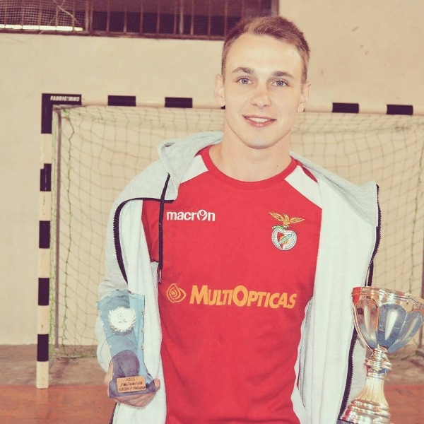 «В Португалии сложно попасть в профессиональный футбол». Работающий на грузовике форвард из Казахстана превратился на Пиренеях в Шеви