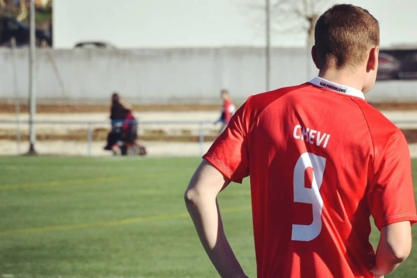 «В Португалии сложно попасть в профессиональный футбол». Работающий на грузовике форвард из Казахстана превратился на Пиренеях в Шеви