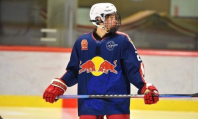 «Моя цель — попасть в НХЛ». 16-летний форвард из Казахстана играет в Европе и следит за «Барысом»
