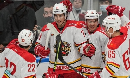 Аутсайдер Востока КХЛ победил впервые за девять матчей и сделал приятный подарок «Барысу»