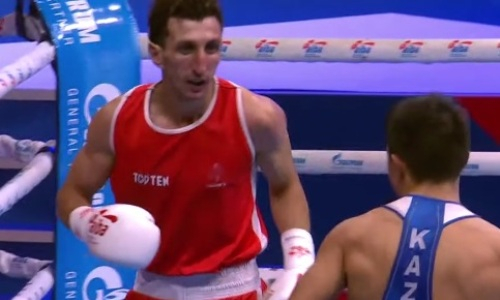 Видео полного боя 21-летнего казахстанского боксера против чемпиона мира на ЧМ-2021