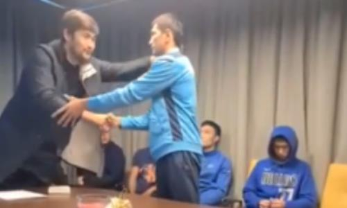 Дикий Арман раздал деньги боксерам сборной Казахстана за бои на ЧМ-2021. Видео