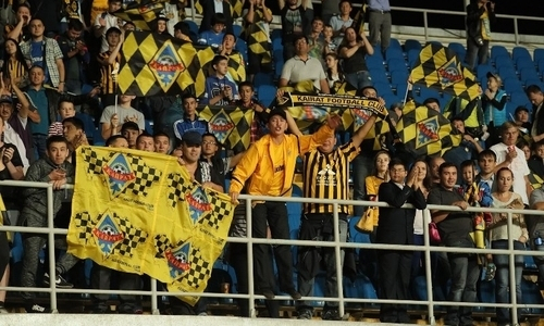 «Навсегда с нами». Болельщики «Кайрата» почтили память казахстанского журналиста на матче Лиги Конференций. Фото