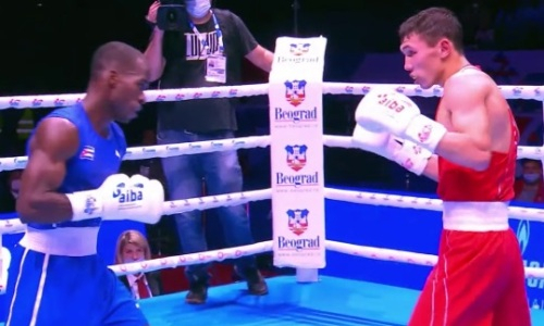 Видео боя с нокдауном кубинца казахстанским боксером за выход в финал чемпионата мира-2021