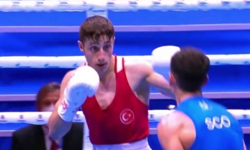 Плачущий турок победил выбившего казахстанца боксера в зарубе с тремя нокдаунами на ЧМ-2021. Видео