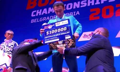 Первое «золото». Видео награждения Темиртаса Жусупова на чемпионате мира по боксу в Белграде