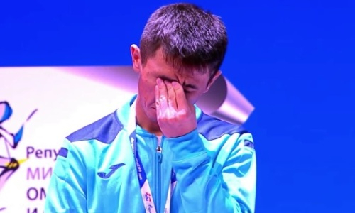 Казахстанский боксер не сдержал слез после поражения в финале чемпионата мира-2021. Видео