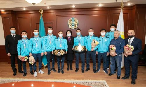 Государство наградило призовыми казахстанских боксеров за медали ЧМ-2021 по боксу