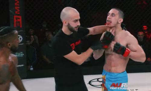 Боец MMA во время боя попробовал на вкус кровь соперника. Видео