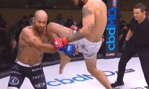Бой Bellator завершился ярким нокаутом с колена в прыжке. Видео